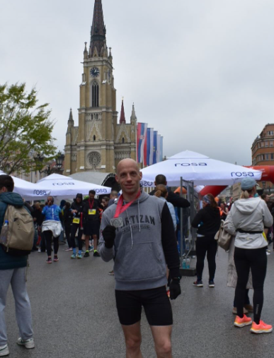 Naš trkač Milan Petrović je istrčao polumaraton u Novom Sadu uz lični rekord 1:16.24 i zauzeo treće mesto!
